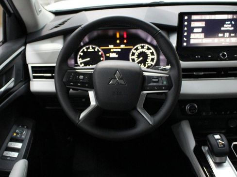 New 2025 Mitsubishi Outlander SE image 21