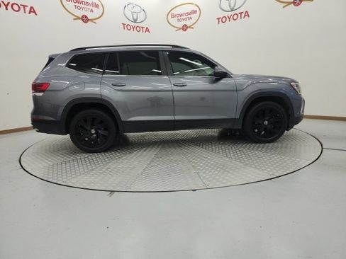Used 2024 Volkswagen Atlas SE w/ Panoramic Sunroof Package FWD image 6