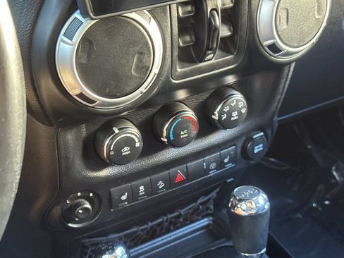 Used 2013 Jeep Wrangler Unlimited Rubicon w/ Connectivity Group AWD/4WD image 19
