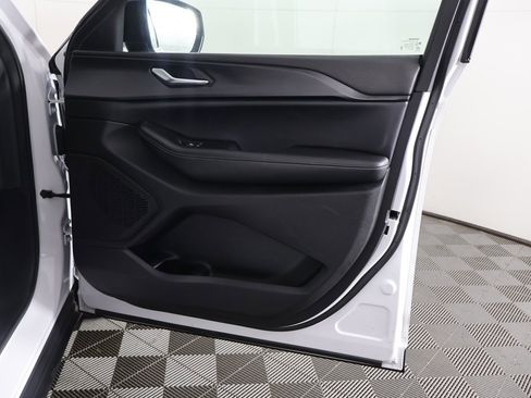 Used 2024 Jeep Grand Cherokee Altitude image 23