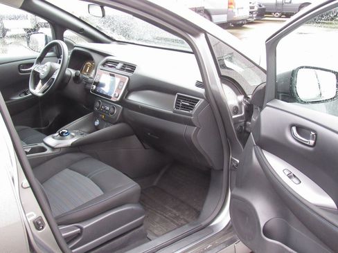 Used 2023 Nissan Leaf S image 15