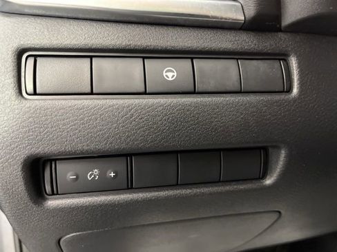 Used 2023 Nissan Rogue SV image 29