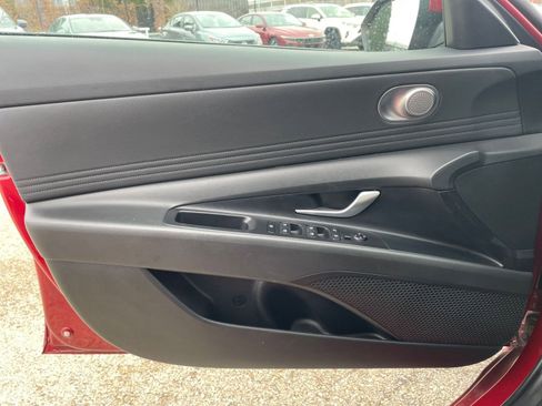 Used 2025 Hyundai Elantra SEL image 18