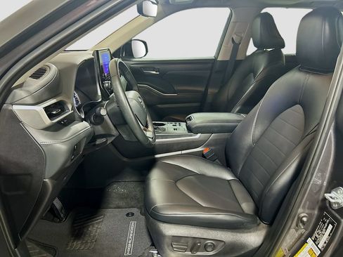 Used 2025 Toyota Highlander XLE FWD image 18
