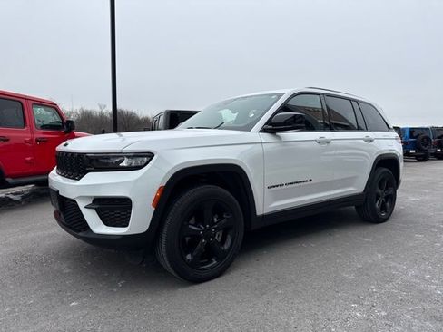 Used 2023 Jeep Grand Cherokee Altitude AWD/4WD image 7