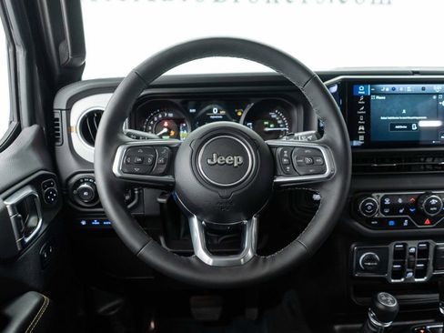 Used 2025 Jeep Wrangler Unlimited Sahara w/ Safety Group AWD/4WD image 15