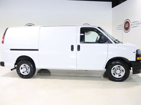 Used 2019 Chevrolet Express 3500 w/ Driver Convenience Package RWD image 6