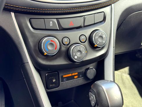 Used 2019 Chevrolet Trax LT w/ LT Convenience Package image 25