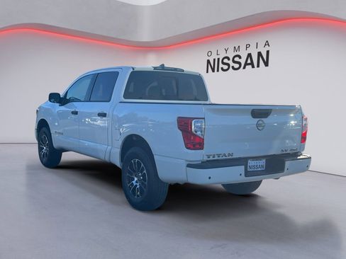 Used 2023 Nissan Titan SV image 3