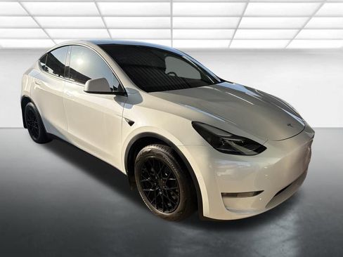 Used 2022 Tesla Model Y Long Range AWD/4WD image 1