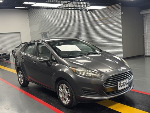 Used 2015 Ford Fiesta SE FWD image 4
