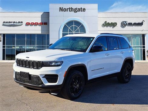 Used 2024 Jeep Grand Cherokee Altitude image 2