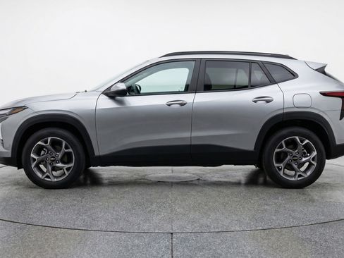 Used 2025 Chevrolet Trax LT w/ LT Convenience Package image 4