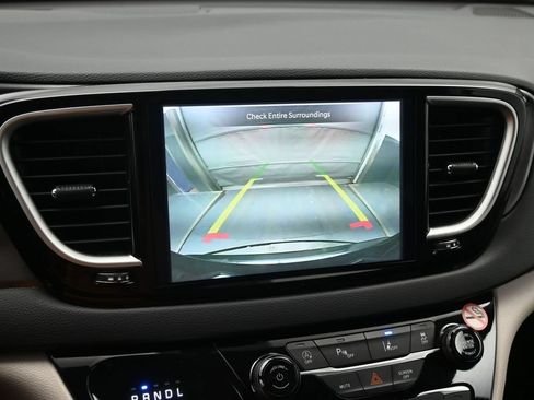 Used 2023 Chrysler Pacifica Touring-L FWD image 14