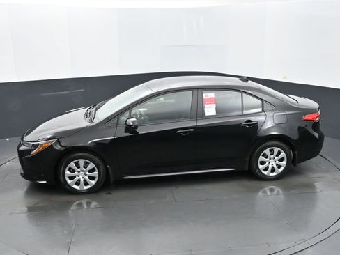 Used 2025 Toyota Corolla LE image 28