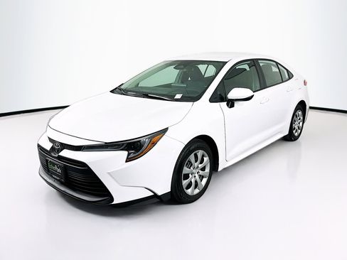 Used 2025 Toyota Corolla LE image 3