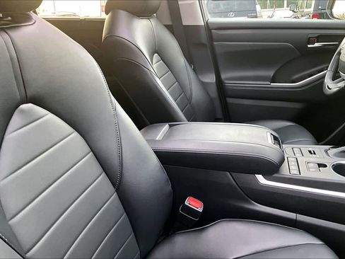 Used 2022 Toyota Highlander XLE image 9