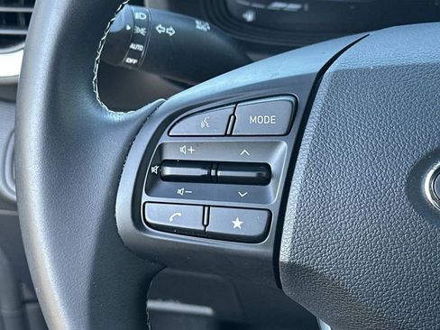 Used 2024 Hyundai Venue Limited image 17