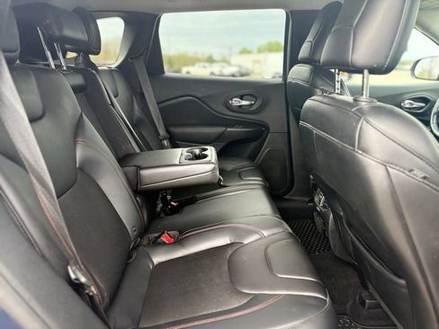 Used 2019 Jeep Cherokee Trailhawk w/ Cold Weather Group AWD/4WD image 25