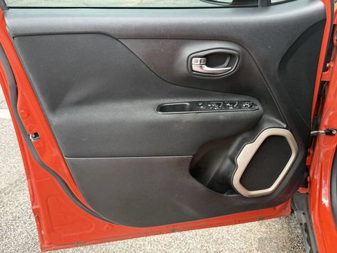 Used 2016 Jeep Renegade Latitude FWD image 10