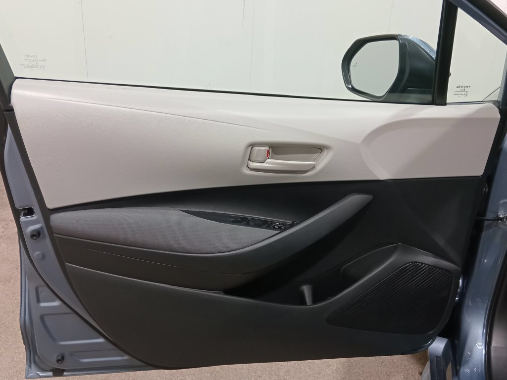 Used 2023 Toyota Corolla LE w/ LE Convenience Package FWD image 18