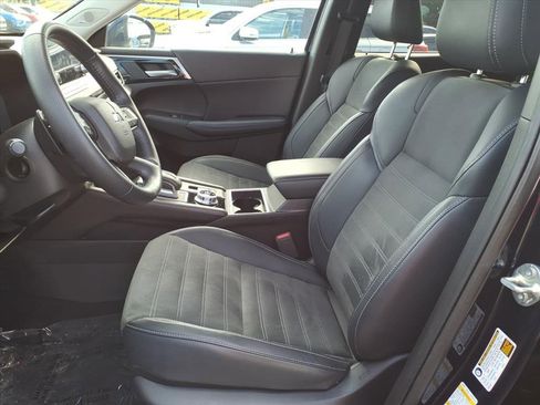 Used 2024 Mitsubishi Outlander SE image 13