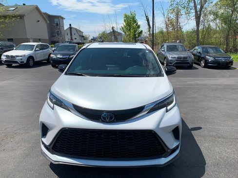 Used 2023 Toyota Sienna XSE AWD/4WD image 2
