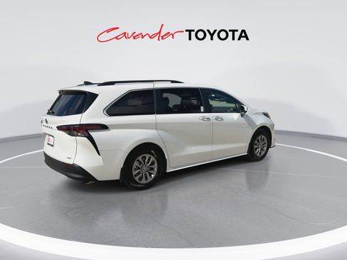 Used 2026 Toyota Sienna XLE image 8
