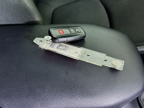 Used 2025 Toyota RAV4 XLE AWD/4WD image 33