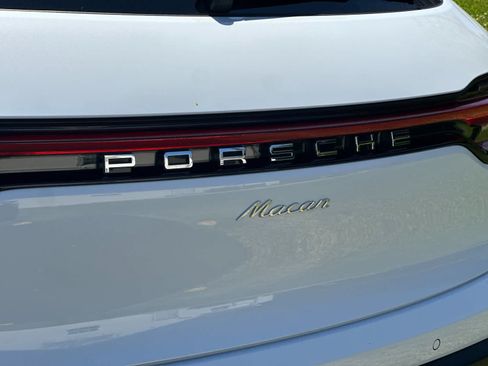 Certified 2025 Porsche Macan AWD/4WD image 31