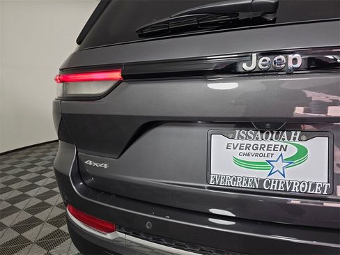 Used 2022 Jeep Grand Cherokee Limited image 16