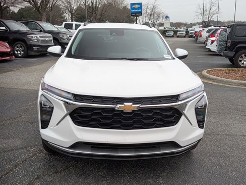 Certified 2025 Chevrolet Trax LT w/ LT Convenience Package image 3