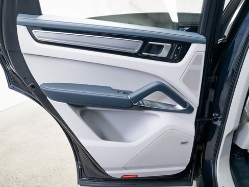 Used 2020 Porsche Cayenne Turbo S image 19