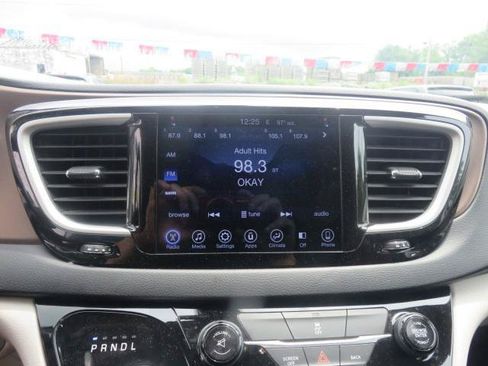 Used 2017 Chrysler Pacifica Touring FWD image 13