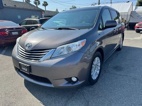 Used 2015 Toyota Sienna XLE image 3
