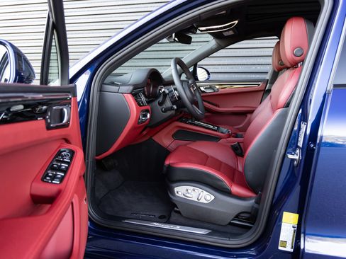 Used 2025 Porsche Macan S AWD/4WD image 24