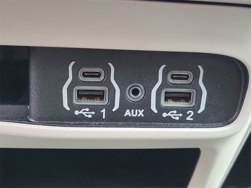 Used 2024 Chrysler Voyager LX image 30