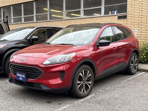 Used 2022 Ford Escape SE w/ SE Sport Appearance Package AWD/4WD image 3