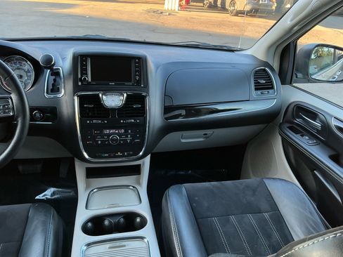 Used 2016 Chrysler Town & Country Limited image 16
