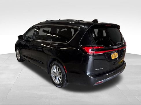 Certified 2023 Chrysler Pacifica Touring-L AWD/4WD image 3