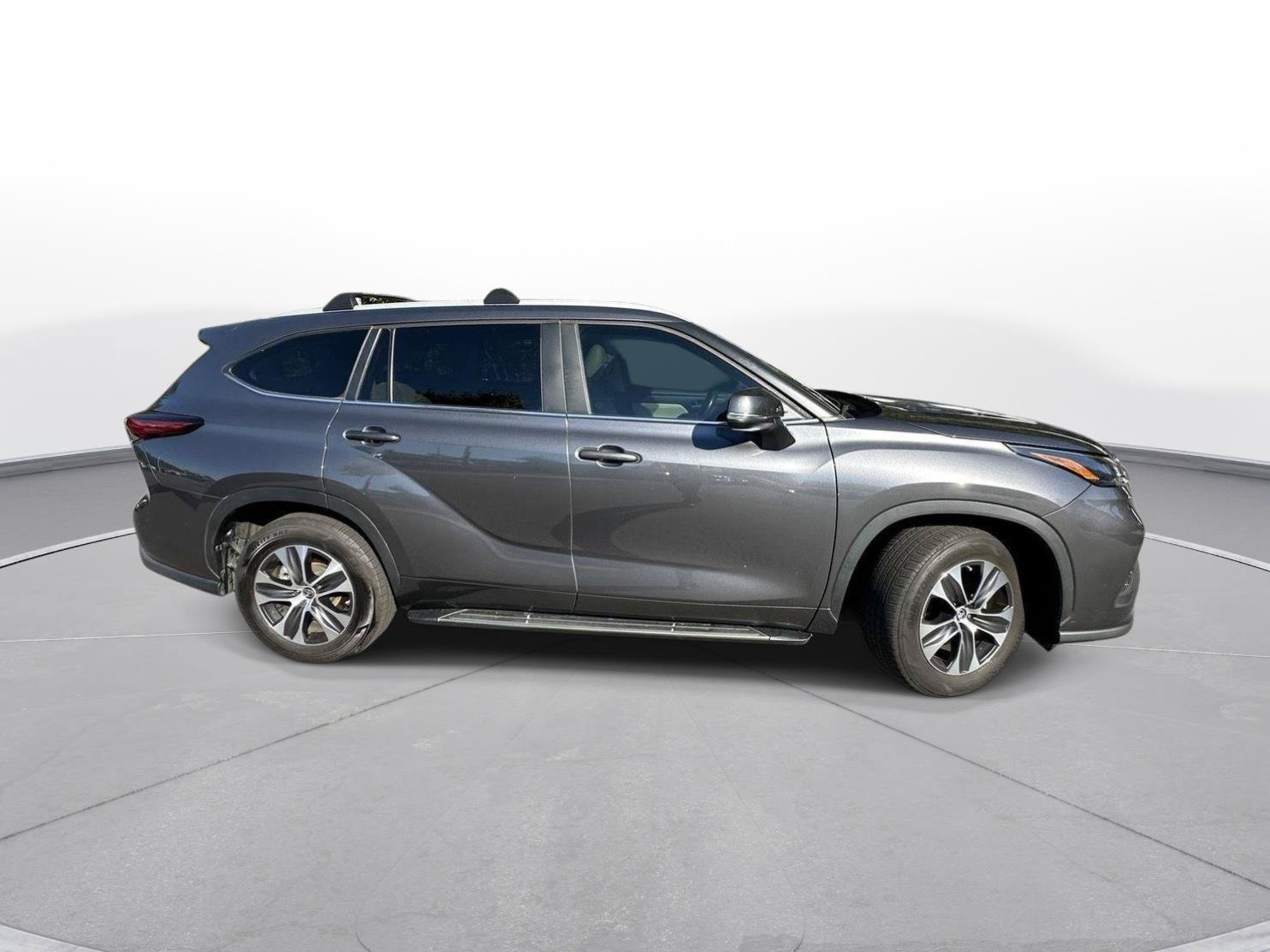 Used 2023 Toyota Highlander XLE FWD image 5
