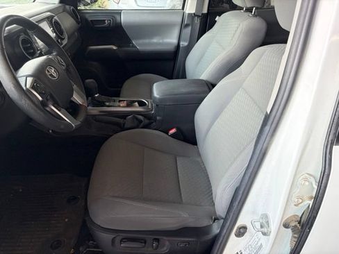 Used 2022 Toyota Tacoma SR5 AWD/4WD image 15