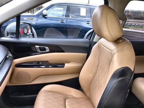 Used 2024 Kia Carnival EX image 24