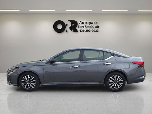 Used 2025 Nissan Altima 2.5 SV FWD image 3