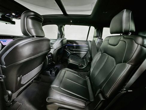Used 2022 Jeep Grand Cherokee L Overland w/ Luxury Tech Group IV RWD image 17