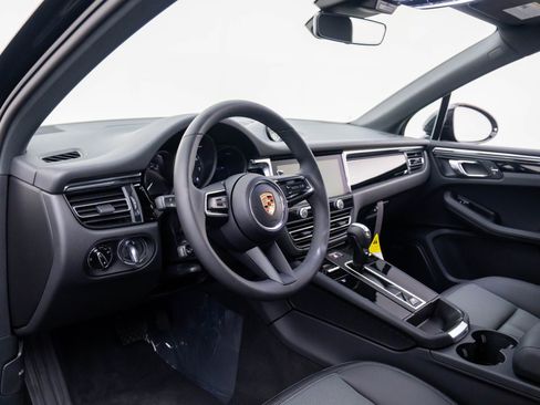 Certified 2025 Porsche Macan AWD/4WD image 4