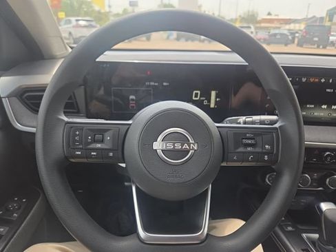 Used 2025 Nissan Kicks SV AWD/4WD image 17