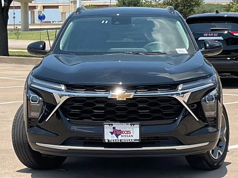 Used 2025 Chevrolet Trax LT FWD image 2