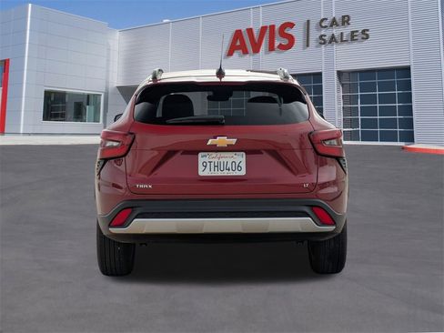 Used 2025 Chevrolet Trax LT w/ LT Convenience Package image 7