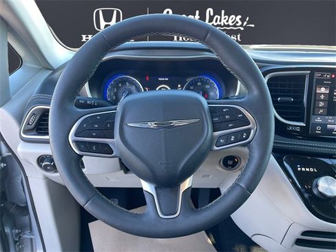 Used 2023 Chrysler Pacifica Touring-L image 12